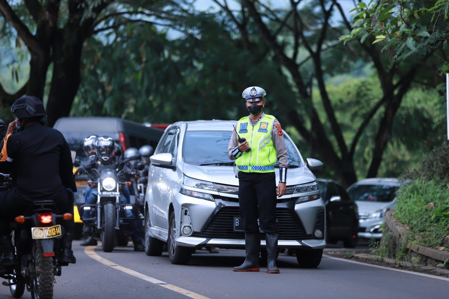 27 Ribu Kendaraan Melintasi Jalur Wisata Puncak Bogor Saat One Way Natal